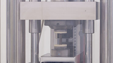 Mesin uji pegas dengan perlengkapan untuk pengujian pegas kompresi presisi