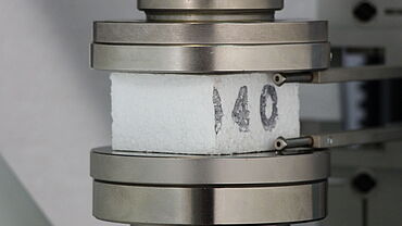 Ensaio de compressão em espuma dura conforme ISO 844